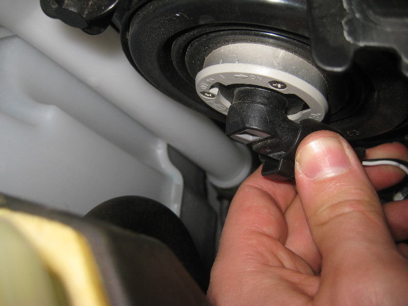 2013-2016-Nissan-Pathfinder-Headlight-Bulbs-Replacement-Guide-014