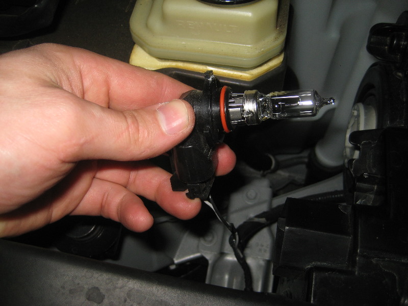 2013-2016-Nissan-Pathfinder-Headlight-Bulbs-Replacement-Guide-015