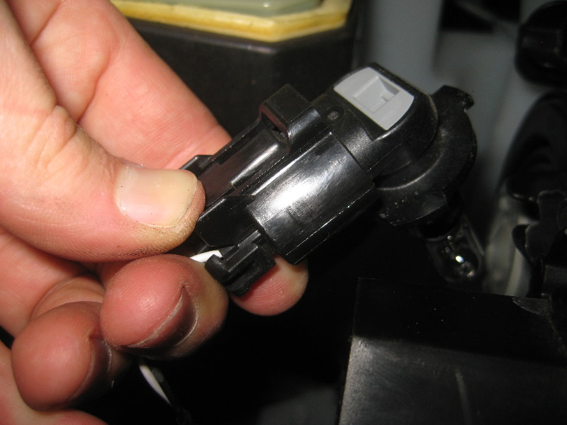 2013-2016-Nissan-Pathfinder-Headlight-Bulbs-Replacement-Guide-016