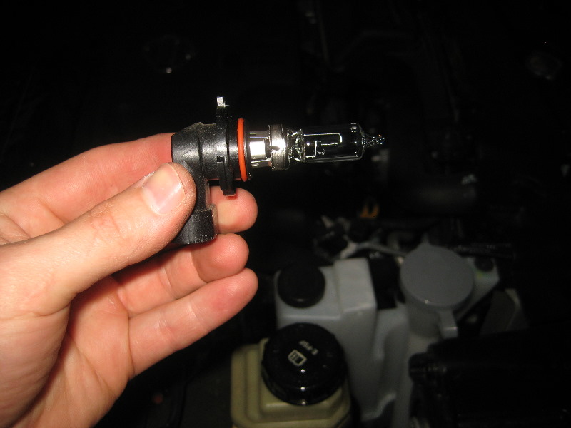 2013-2016-Nissan-Pathfinder-Headlight-Bulbs-Replacement-Guide-017