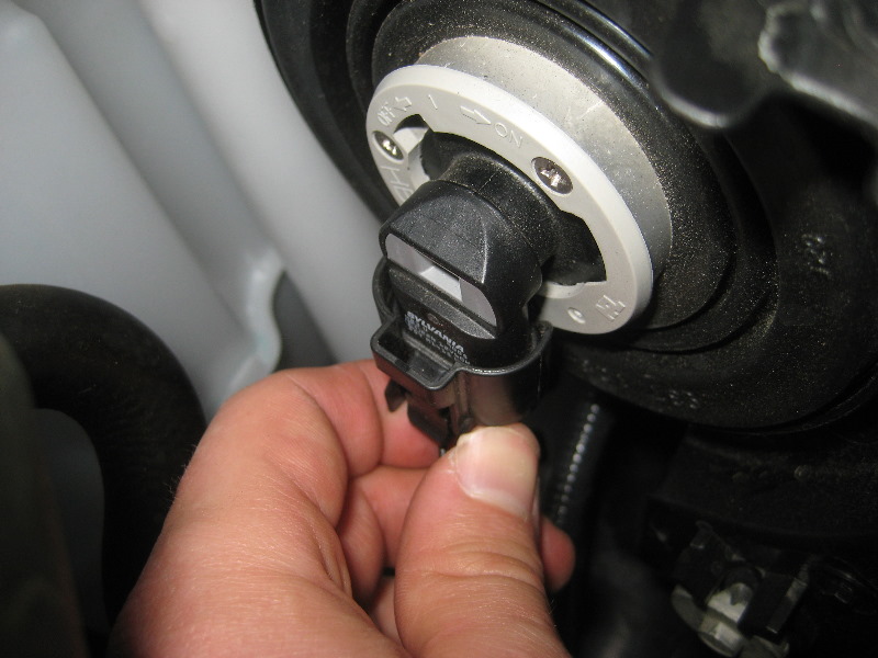 2013-2016-Nissan-Pathfinder-Headlight-Bulbs-Replacement-Guide-021