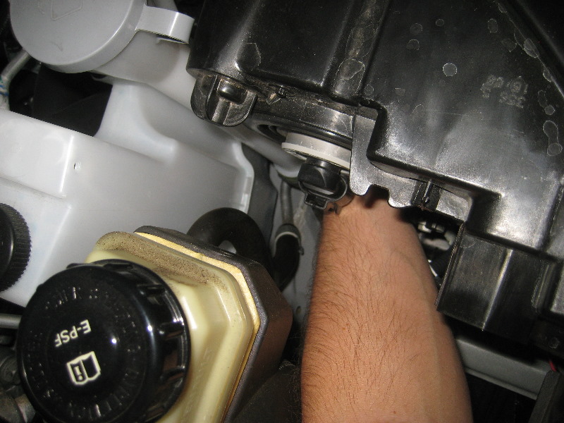 2013-2016-Nissan-Pathfinder-Headlight-Bulbs-Replacement-Guide-023