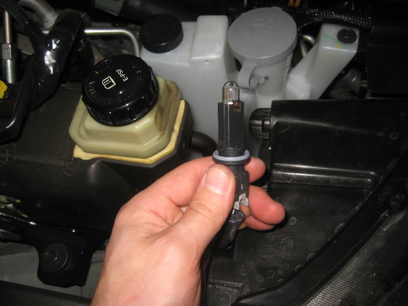 2013-2016-Nissan-Pathfinder-Headlight-Bulbs-Replacement-Guide-024