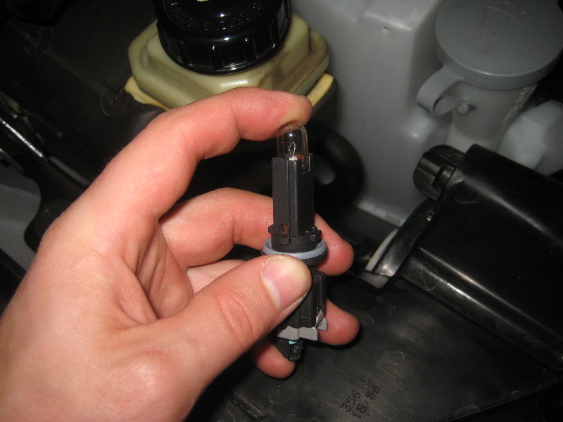 2013-2016-Nissan-Pathfinder-Headlight-Bulbs-Replacement-Guide-026