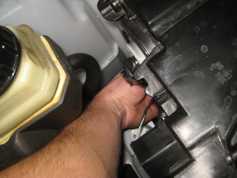 2013-2016-Nissan-Pathfinder-Headlight-Bulbs-Replacement-Guide-027