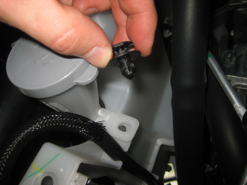 2013-2016-Nissan-Pathfinder-Headlight-Bulbs-Replacement-Guide-031