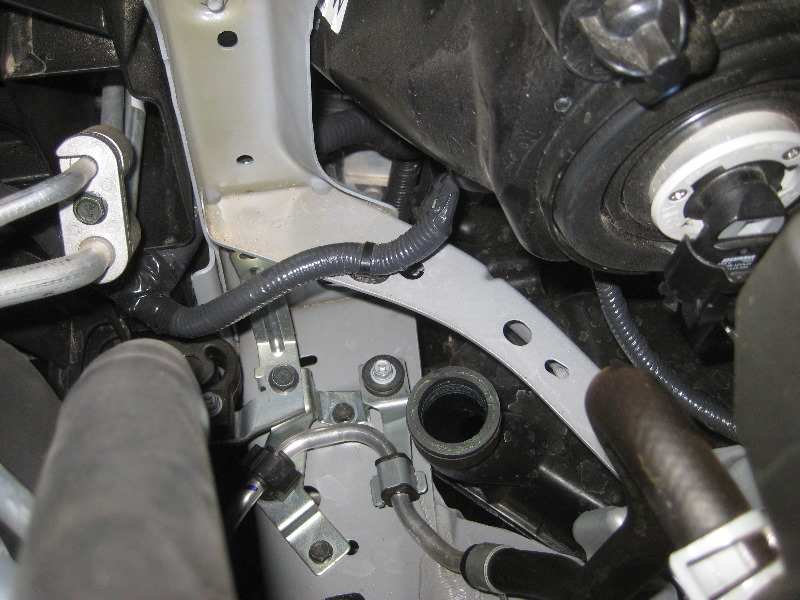 2013-2016-Nissan-Pathfinder-Headlight-Bulbs-Replacement-Guide-034