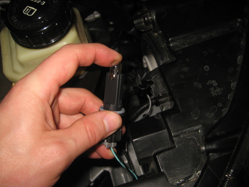 2013-2016-Nissan-Pathfinder-Headlight-Bulbs-Replacement-Guide-044