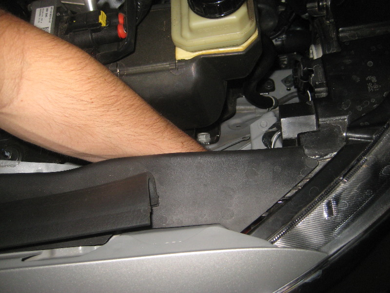 2013-2016-Nissan-Pathfinder-Headlight-Bulbs-Replacement-Guide-046