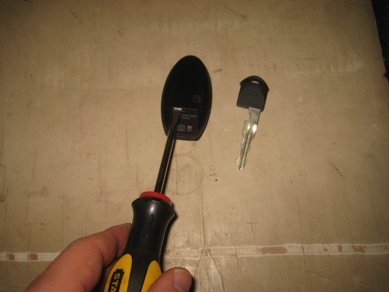 20132016NissanPathfinderKeyFobBatteryReplacementGuide006