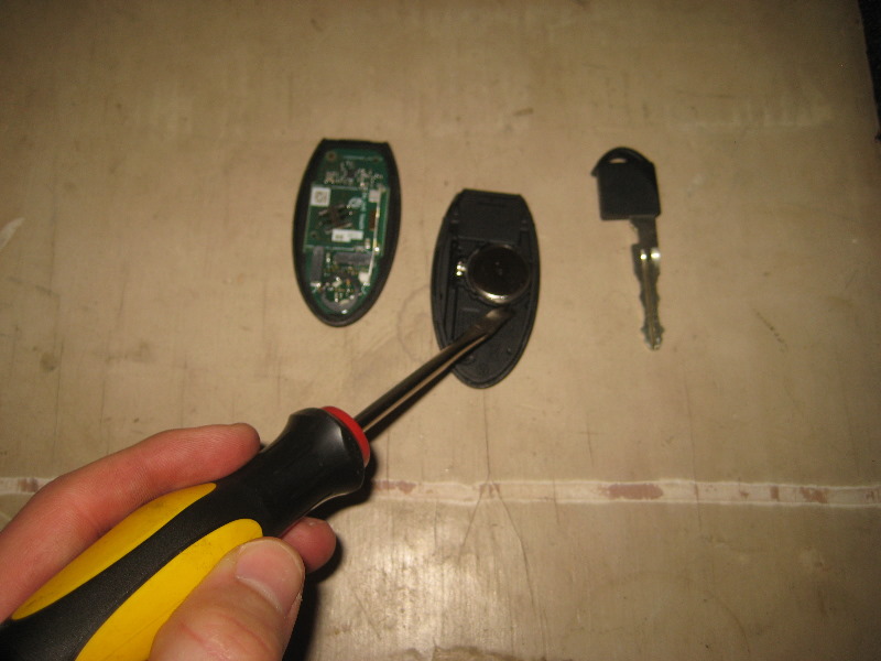 20132016NissanPathfinderKeyFobBatteryReplacementGuide009