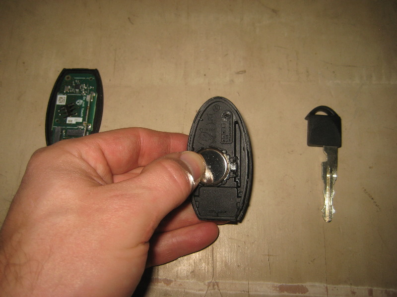 20132016NissanPathfinderKeyFobBatteryReplacementGuide014