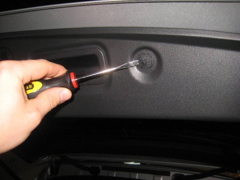 2013-2016-Nissan-Pathfinder-License-Plate-Light-Bulbs-Replacement-Guide-004