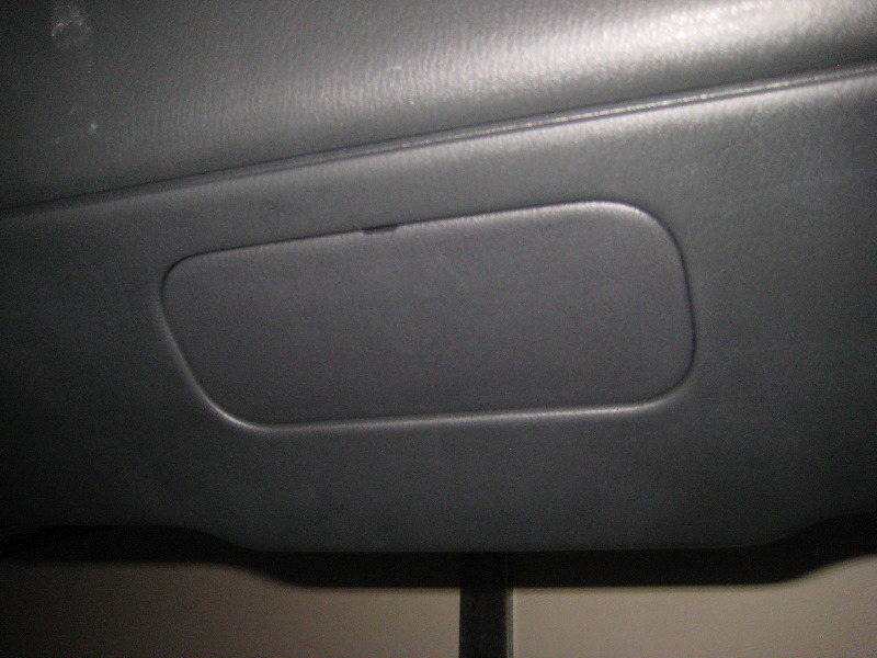 2013-2016-Nissan-Pathfinder-License-Plate-Light-Bulbs-Replacement-Guide-009