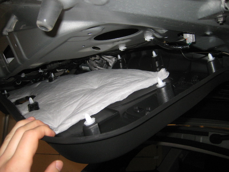 2013-2016-Nissan-Pathfinder-License-Plate-Light-Bulbs-Replacement-Guide-015