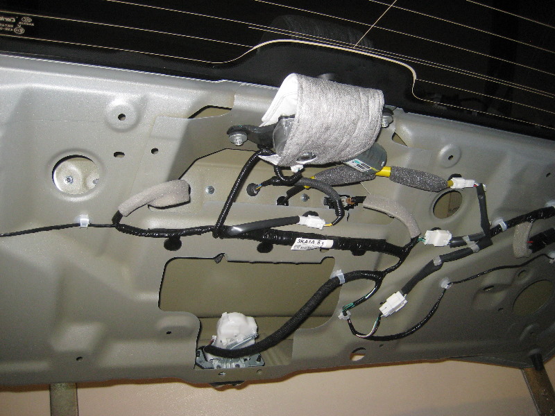 20132016NissanPathfinderLicensePlateLightBulbsReplacementGuide017