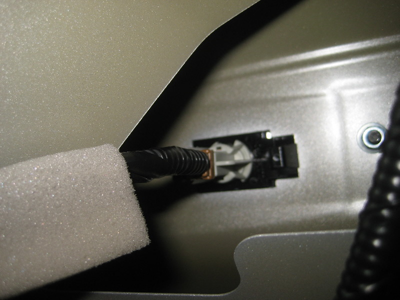 2013-2016-Nissan-Pathfinder-License-Plate-Light-Bulbs-Replacement-Guide-018