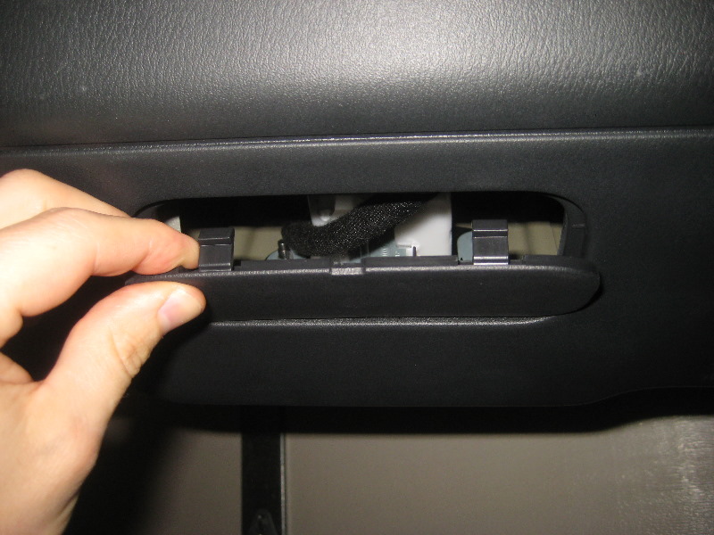 2013-2016-Nissan-Pathfinder-License-Plate-Light-Bulbs-Replacement-Guide-034