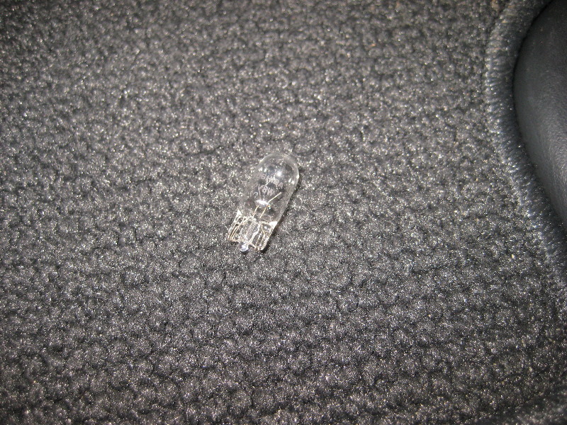 2013-2016-Nissan-Pathfinder-Rear-Passenger-Reading-Light-Bulb-Replacement-Guide-007