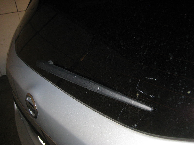 2013-2016-Nissan-Pathfinder-Rear-Wiper-Blade-Replacement-Guide-001