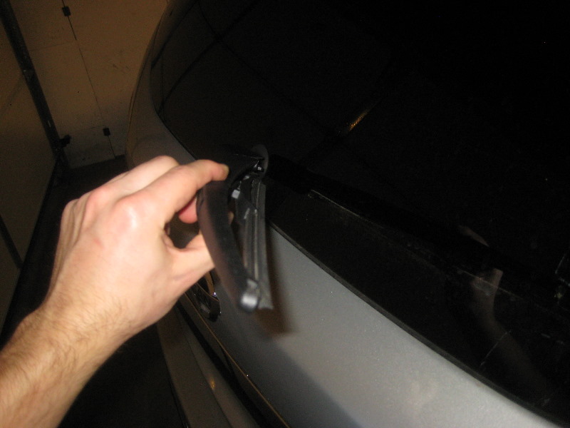 2013-2016-Nissan-Pathfinder-Rear-Wiper-Blade-Replacement-Guide-002