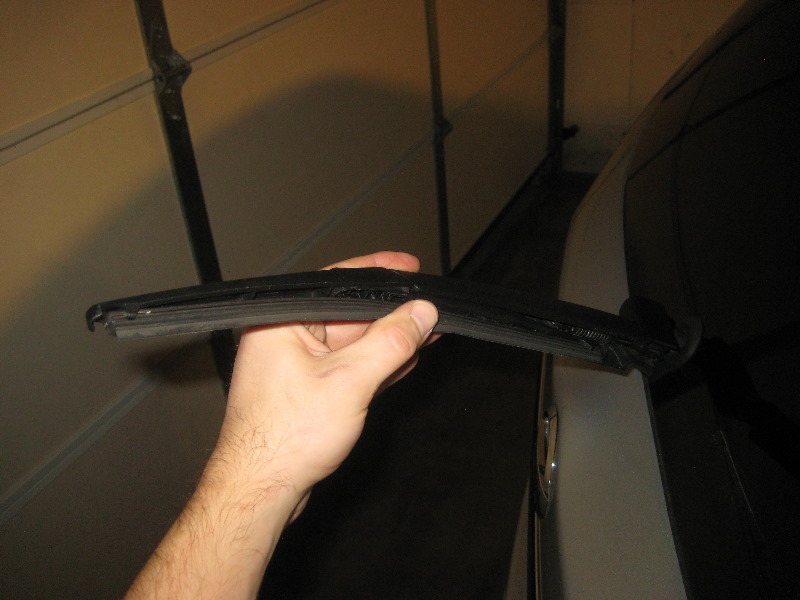 2013-2016-Nissan-Pathfinder-Rear-Wiper-Blade-Replacement-Guide-003