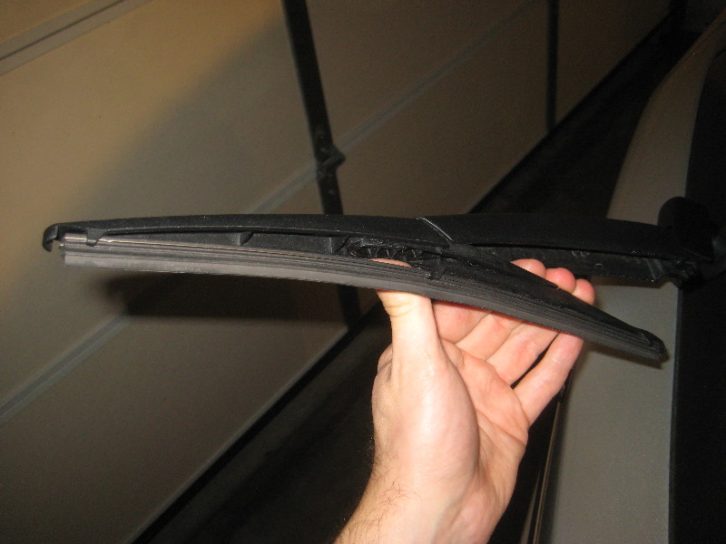 2013-2016-Nissan-Pathfinder-Rear-Wiper-Blade-Replacement-Guide-004
