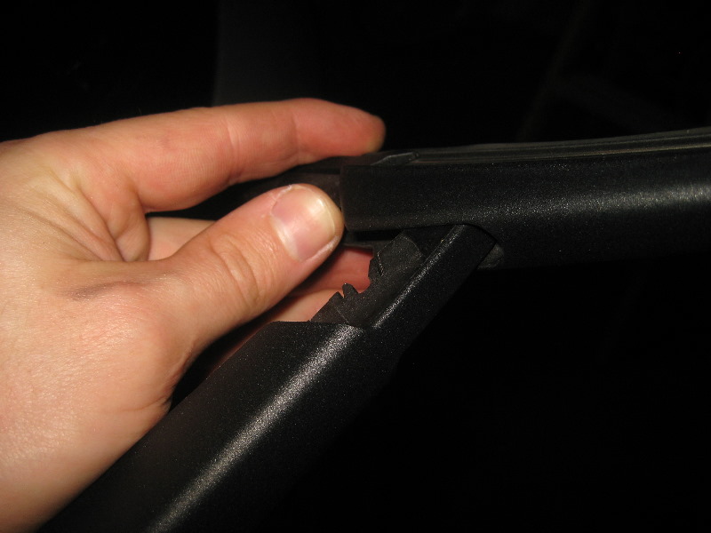 2013-2016-Nissan-Pathfinder-Rear-Wiper-Blade-Replacement-Guide-006