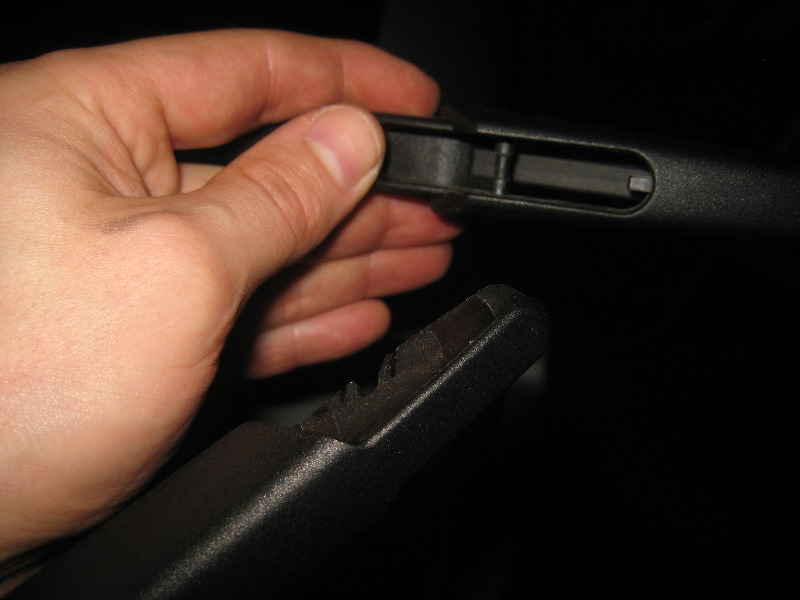 2013-2016-Nissan-Pathfinder-Rear-Wiper-Blade-Replacement-Guide-007