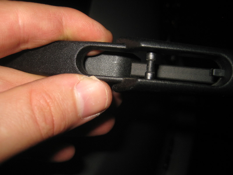 2013-2016-Nissan-Pathfinder-Rear-Wiper-Blade-Replacement-Guide-008