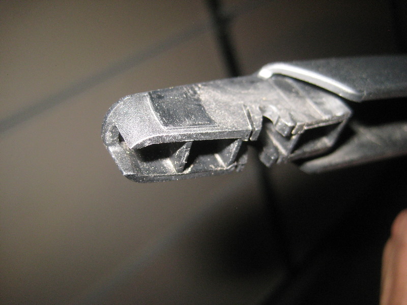 2013-2016-Nissan-Pathfinder-Rear-Wiper-Blade-Replacement-Guide-009