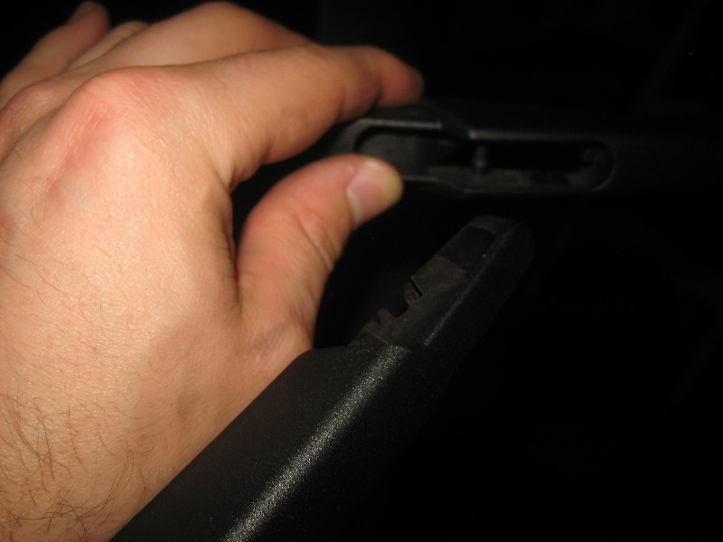 2013-2016-Nissan-Pathfinder-Rear-Wiper-Blade-Replacement-Guide-010