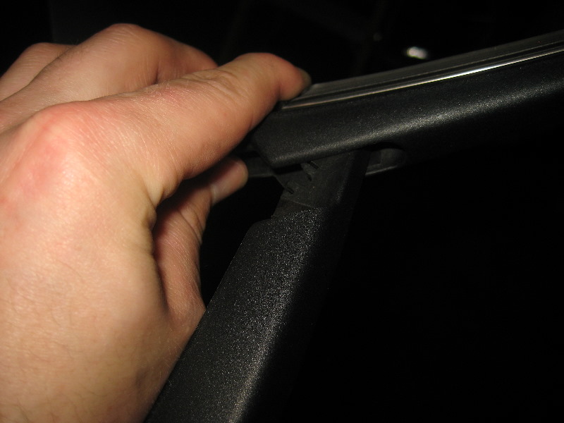 2013-2016-Nissan-Pathfinder-Rear-Wiper-Blade-Replacement-Guide-011