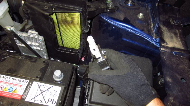 Nissan-Qashqai-Rogue-Sport-12V-Automotive-Battery-Replacement-Guide-022