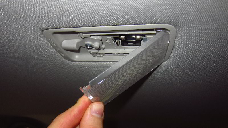 Nissan-Qashqai-Rogue-Sport-Dome-Light-Bulb-Replacement-Guide-004