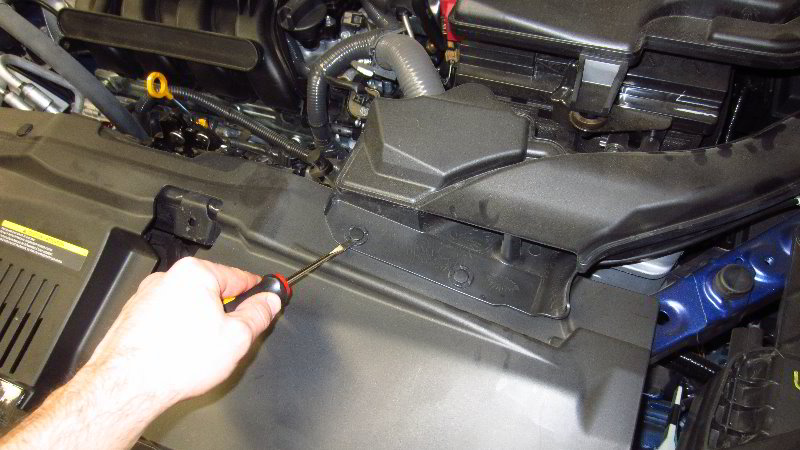 Nissan-Qashqai-Rogue-Sport-Headlight-Bulbs-Replacement-Guide-003