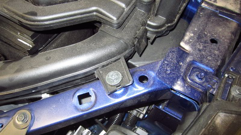 Nissan-Qashqai-Rogue-Sport-Headlight-Bulbs-Replacement-Guide-006