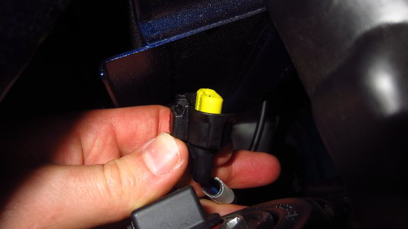 Nissan-Qashqai-Rogue-Sport-Headlight-Bulbs-Replacement-Guide-014