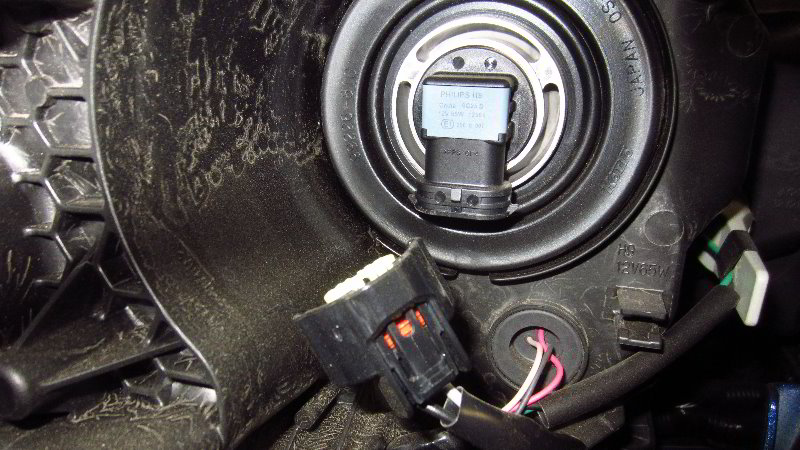 Nissan-Qashqai-Rogue-Sport-Headlight-Bulbs-Replacement-Guide-024