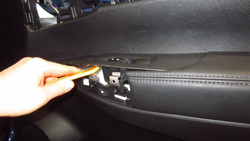 Nissan-Qashqai-Rogue-Sport-Door-Panel-Removal-Guide-020