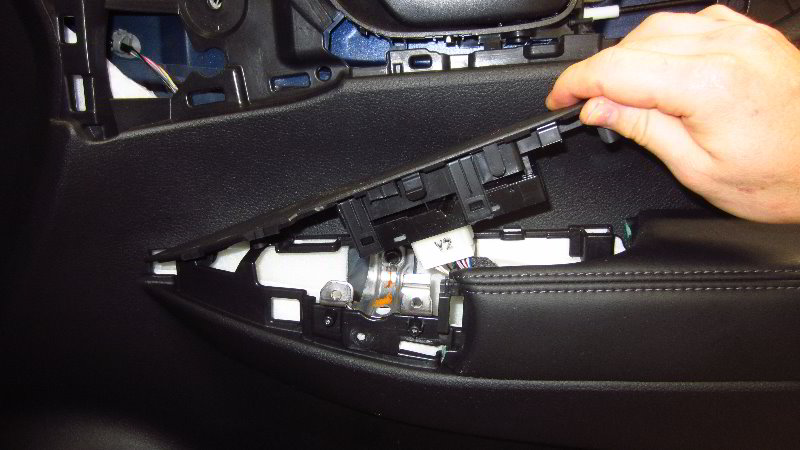 Nissan-Qashqai-Rogue-Sport-Door-Panel-Removal-Guide-022