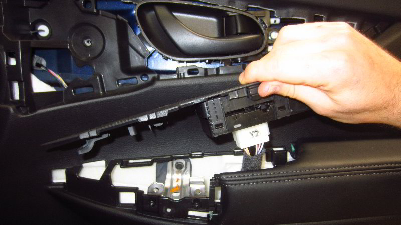 Nissan-Qashqai-Rogue-Sport-Door-Panel-Removal-Guide-023