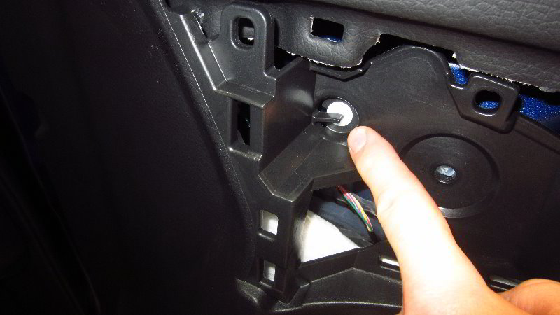 Nissan-Qashqai-Rogue-Sport-Door-Panel-Removal-Guide-033