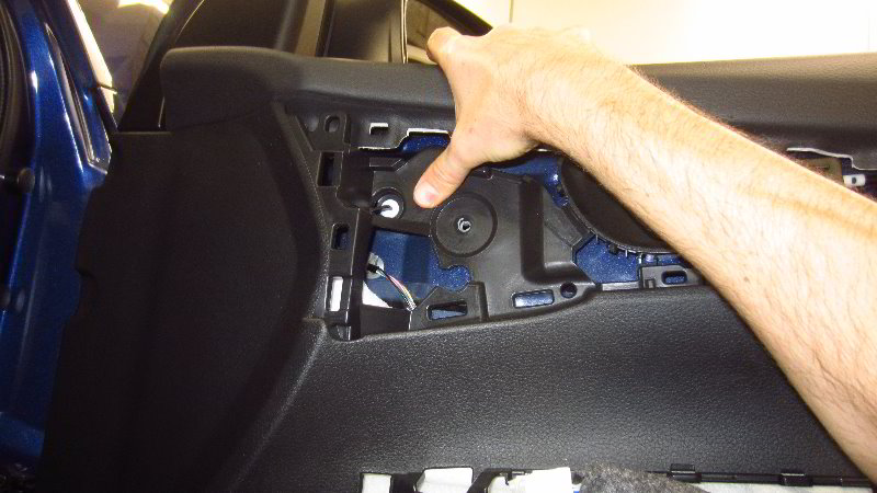 Nissan-Qashqai-Rogue-Sport-Door-Panel-Removal-Guide-048