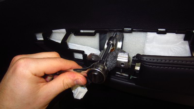 Nissan-Qashqai-Rogue-Sport-Door-Panel-Removal-Guide-049