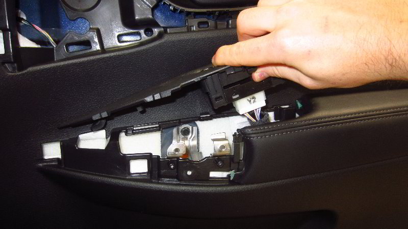 Nissan-Qashqai-Rogue-Sport-Door-Panel-Removal-Guide-051