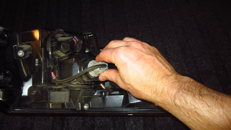 Nissan-Qashqai-Rogue-Sport-Rear-Turn-Signal-Light-Bulbs-Replacement-Guide-012