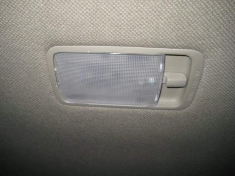Nissan-Versa-Dome-Light-Bulb-Replacement-Guide-014