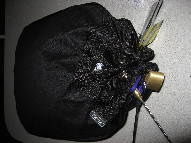 Pacsafe-TravelSafe-12L-Anti-Theft-Bag-Review-011