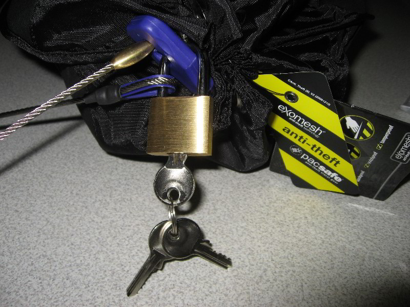 Pacsafe-TravelSafe-12L-Anti-Theft-Bag-Review-012